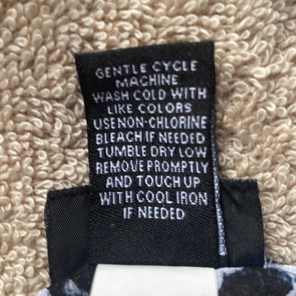 Torrid size 0 blue/white floral print blouse. - Picture 4 of 4